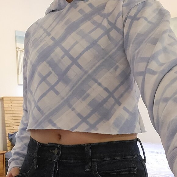 Cropped Patterned Sweatshirt - Picture 2 of 5